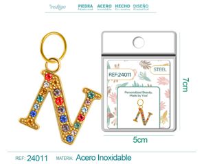 Charm de letra N de acero dorado con circonita