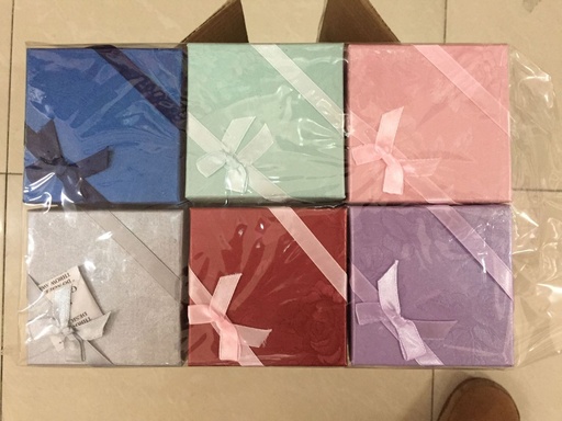 [070188] Caja cuadrada con lazo (12 uds) - Envases y empaques para obsequios